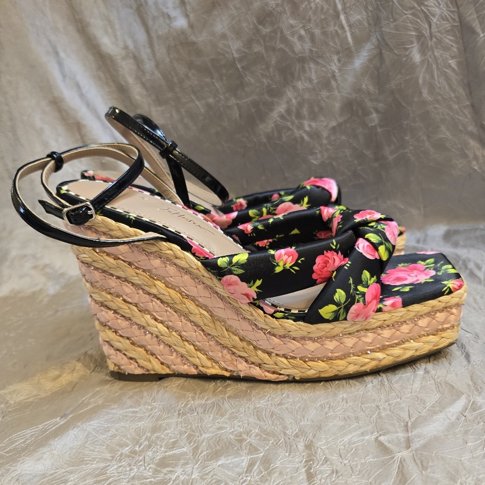 ●$30●TODAY ONLY!! Betsey Johnson Black and Pink Wedge Shoes - Picture 14 of 16
